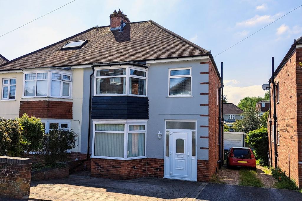 UPLANDS CRESCENT, FAREHAM. GUIDE PRICE £400,000£415,000. 3 bed semi