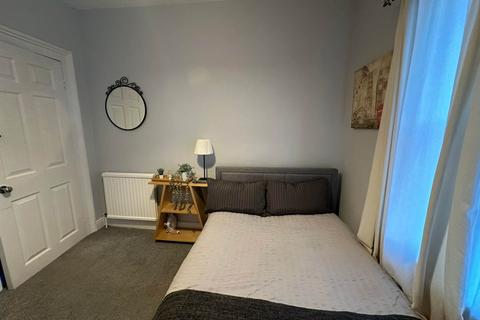 1 bedroom in a house share to rent, Stoke Road, Guildford GU1