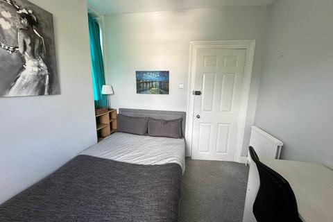 1 bedroom in a house share to rent, Stoke Road, Guildford GU1