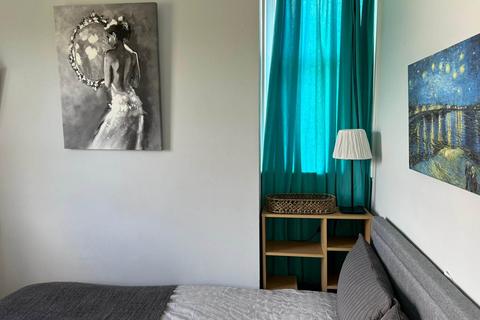 1 bedroom in a house share to rent, Stoke Road, Guildford GU1