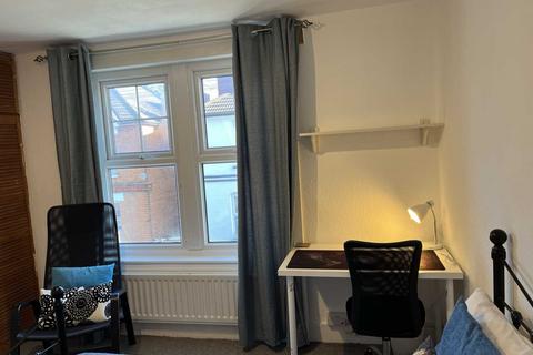 1 bedroom in a house share to rent, Springfield Road, Guildford GU1