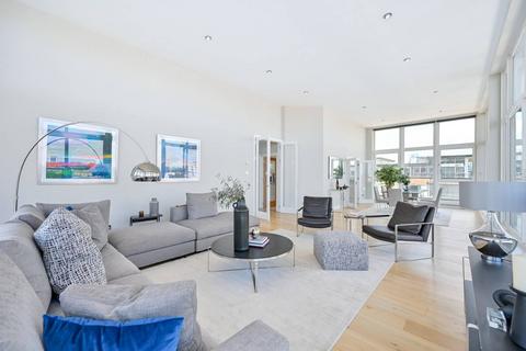 3 bedroom flat for sale - Smugglers Way, Wandsworth Town, London, SW18