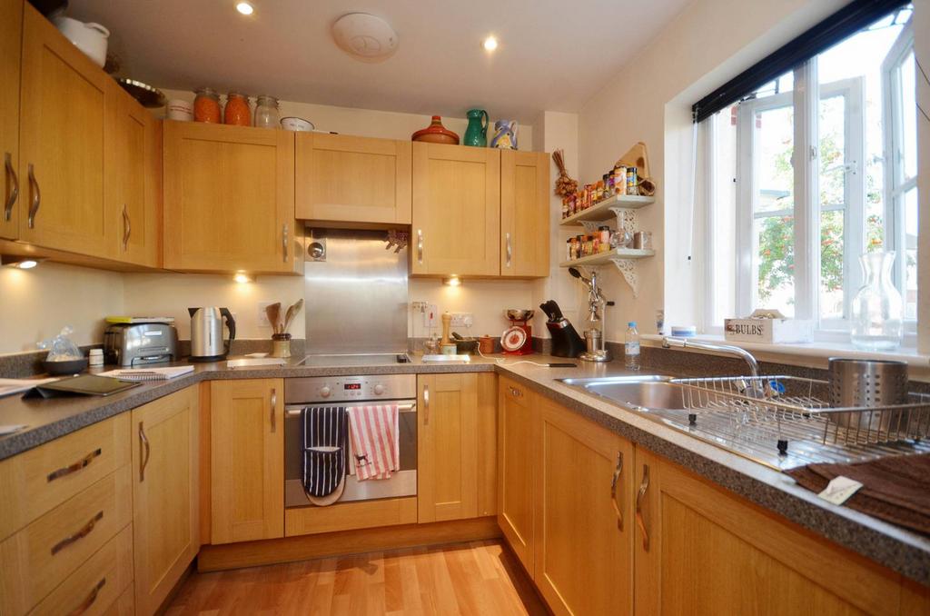 Robson Avenue, Willesden, London, NW10 2 bed flat to rent £2,100 pcm (£485 pw)