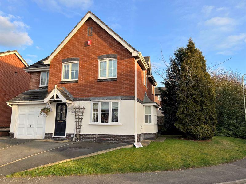 Woodside Road, Telford TF1 4 bed detached house - £300,000