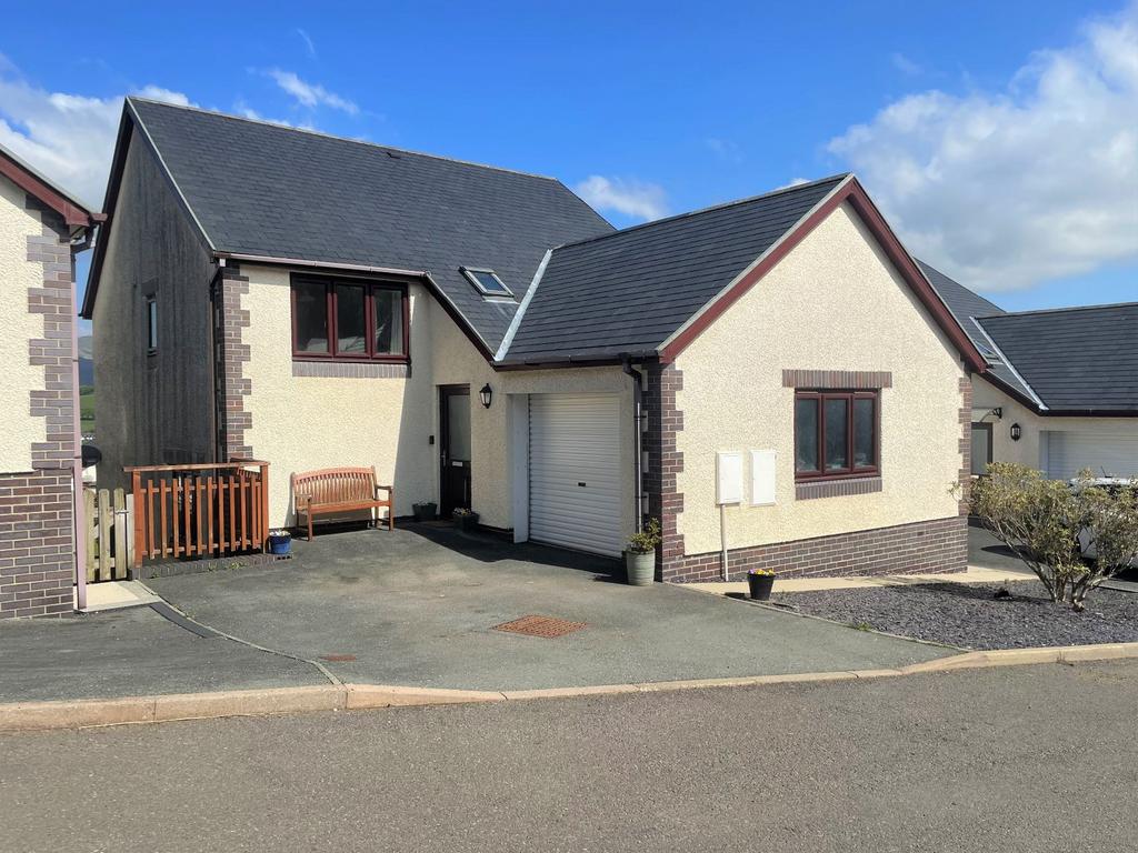 34 Uwch Y Maes, Dolgellau LL40 1GA 4 bed detached house for sale £330,000