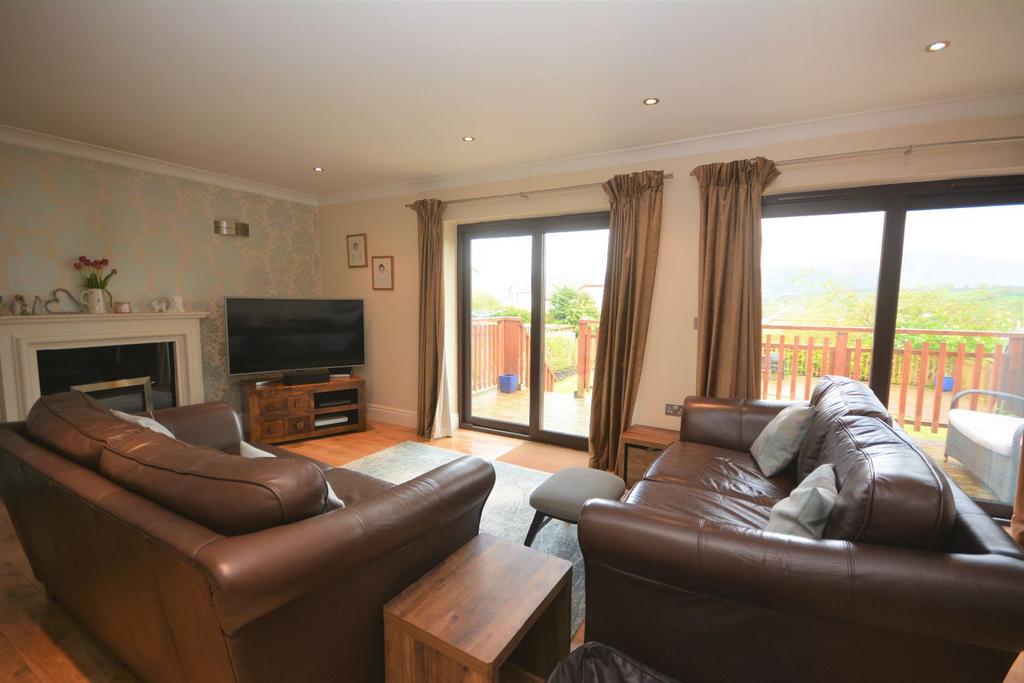 34 Uwch Y Maes, Dolgellau LL40 1GA 4 bed detached house for sale £330,000