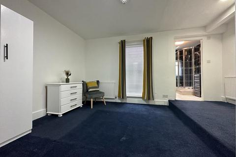 1 bedroom in a house share to rent - Lewin Road, London