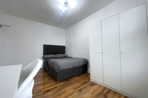 1 bedroom in a house share to rent, Lewin Road, London