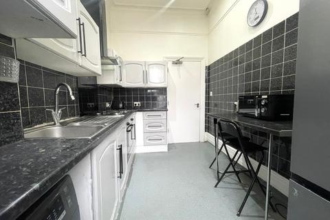 1 bedroom in a house share to rent, Lewin Road, London