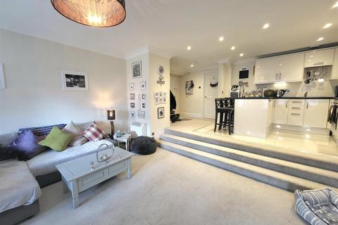 2 bedroom flat for sale - High Street Tenby