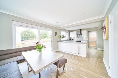 7 The Poplars, Abridge, Romford, RM4 1BB
