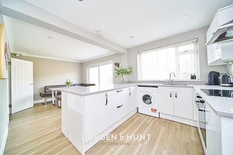 7 The Poplars, Abridge, Romford, RM4 1BB