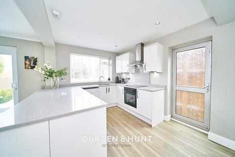 7 The Poplars, Abridge, Romford, RM4 1BB