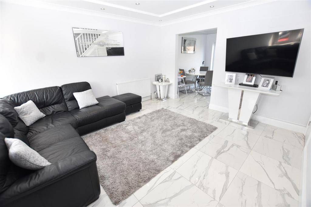 Beverley Avenue, Canvey Island SS8 3 bed semidetached house for sale £350,000