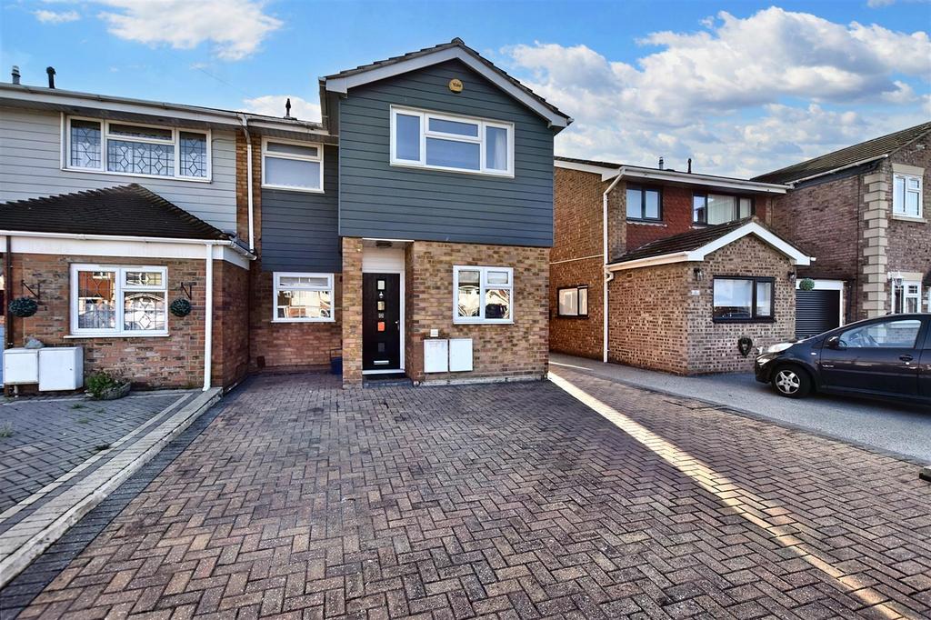 Holmswood, Canvey Island SS8 4 bed house for sale £375,000