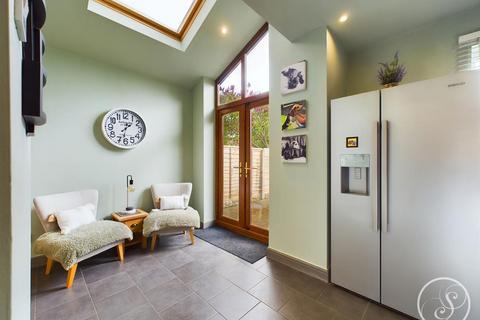 24 Carrholm View, Leeds, LS7 2NG