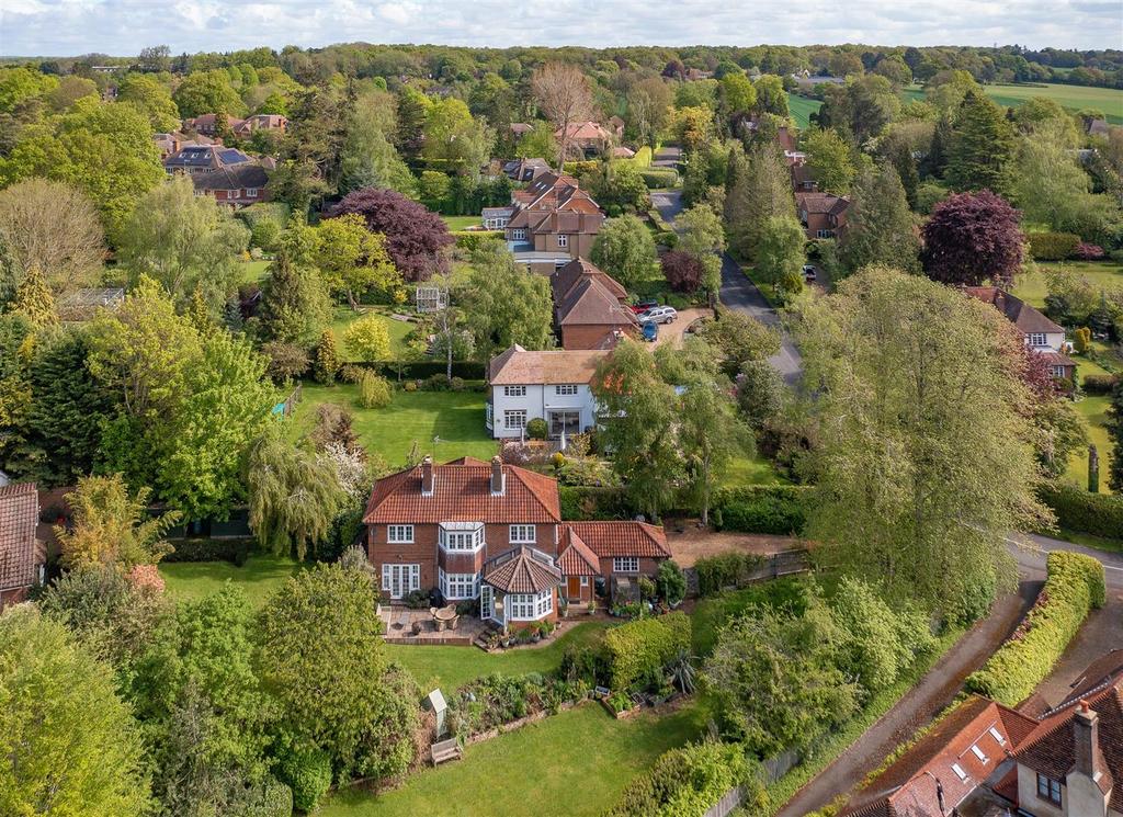 Meadway, Berkhamsted 4 bed detached house £1,700,000