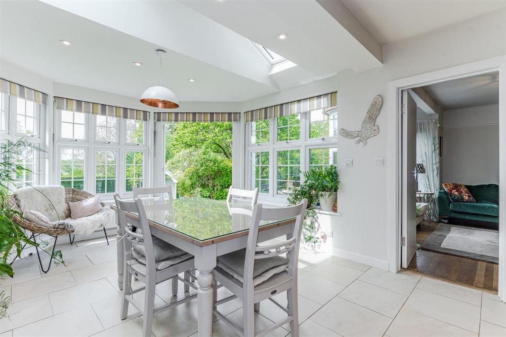 Meadway, Berkhamsted 4 bed detached house £1,700,000