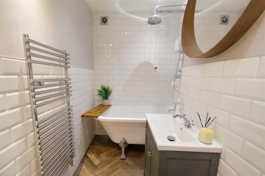 DSC 2520bathroom.jpeg