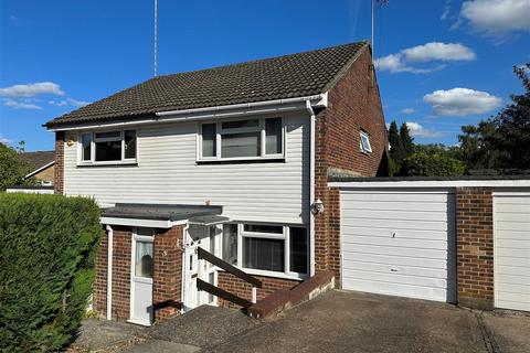 3 Curlew Close, South Croydon, CR2 8QT