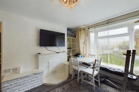 289 Dunsfold Way, New Addington, Croydon, CR0 0TS