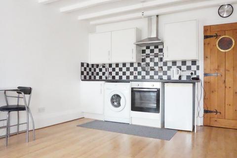 Studio to rent - 9A Pease Court, High Street, Hull, HU1 1NG