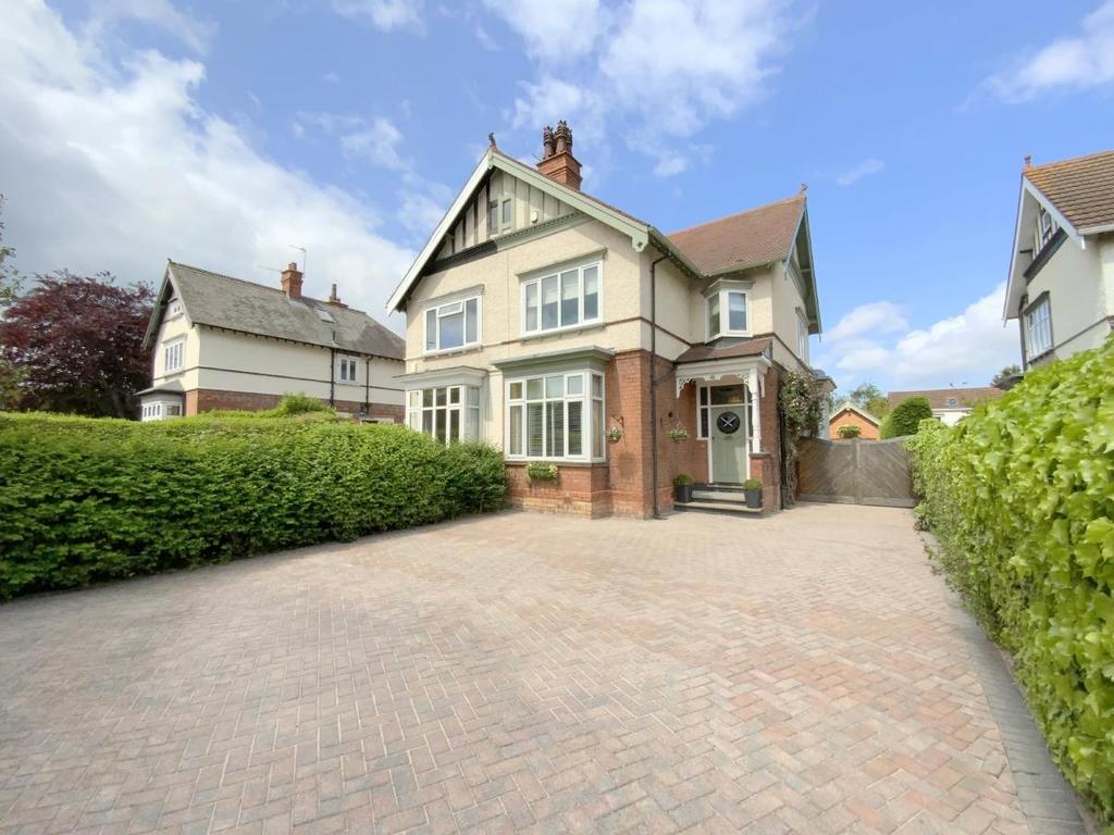 Weelsby Road, Grimsby 4 bed semidetached house for sale £350,000