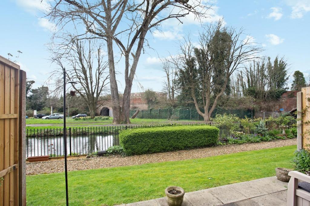 Garden &amp; River Frontage