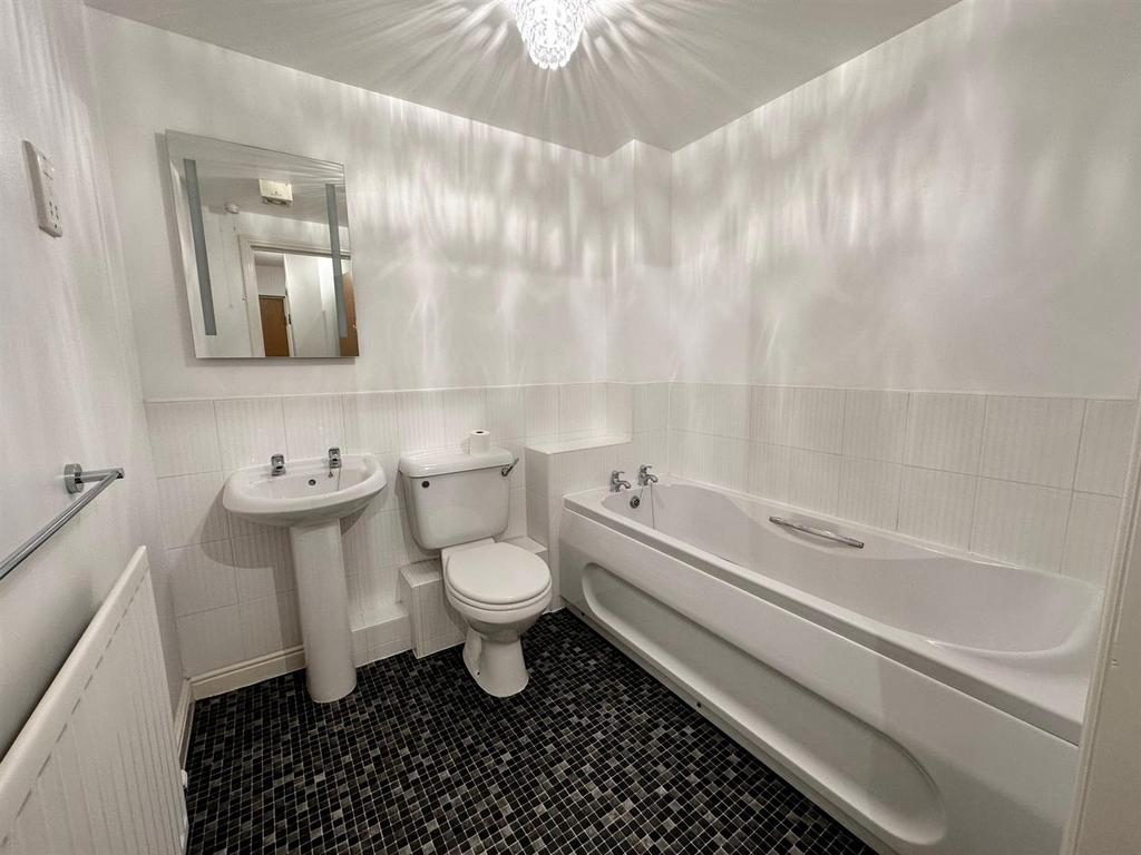 183 Kentmere Road, Timperley, Altrincham 2 bed apartment to rent £