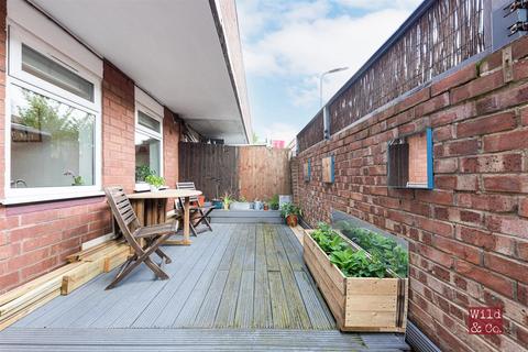 14 Harleston Close, London, E5 9NH