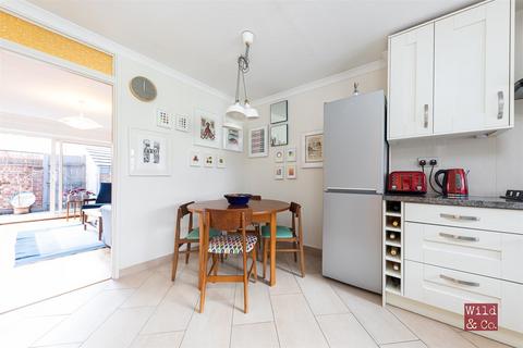 14 Harleston Close, London, E5 9NH