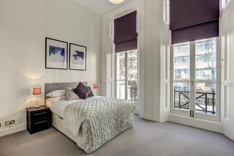 2 bedroom apartment to rent, Somerset Court, London W8