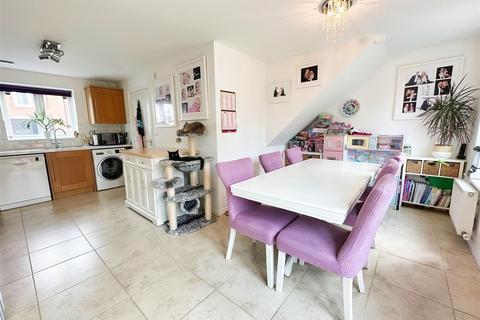 4 bedroom semi-detached house for sale - Tiree Court, Bletchley, Milton Keynes
