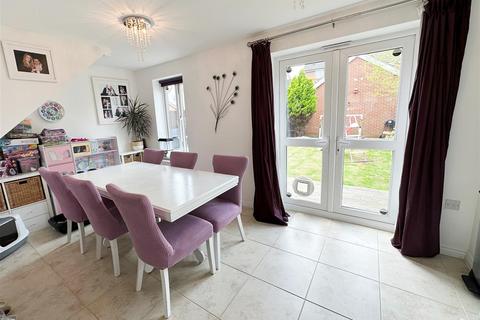 4 bedroom semi-detached house for sale - Tiree Court, Bletchley, Milton Keynes