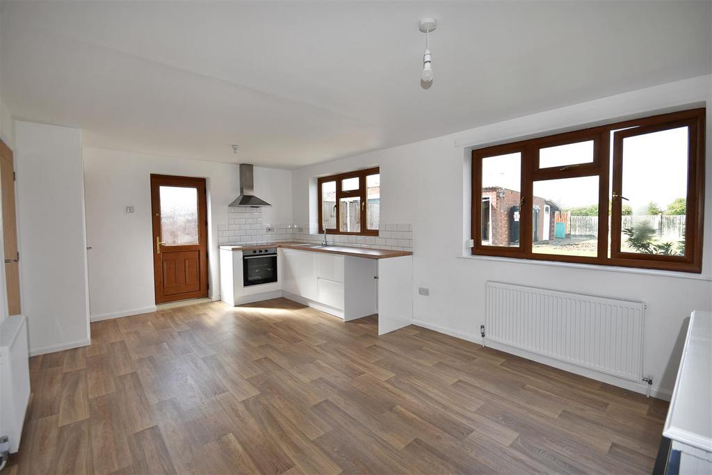 Tuxford Road, NormantonOnTrent, Newark 3 bed semidetached house for