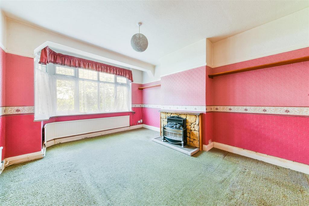 Pine Walk, Banstead 3 bed semidetached house £585,000