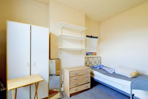 9 Warwick Street, Nottingham, NG7 2PJ