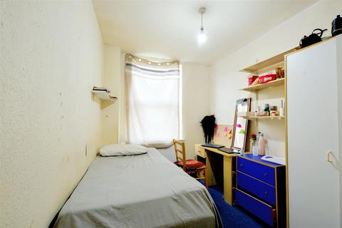9 Warwick Street, Nottingham, NG7 2PJ