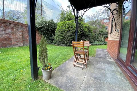 1 bedroom flat for sale - Lovely apartment with south facing terrace