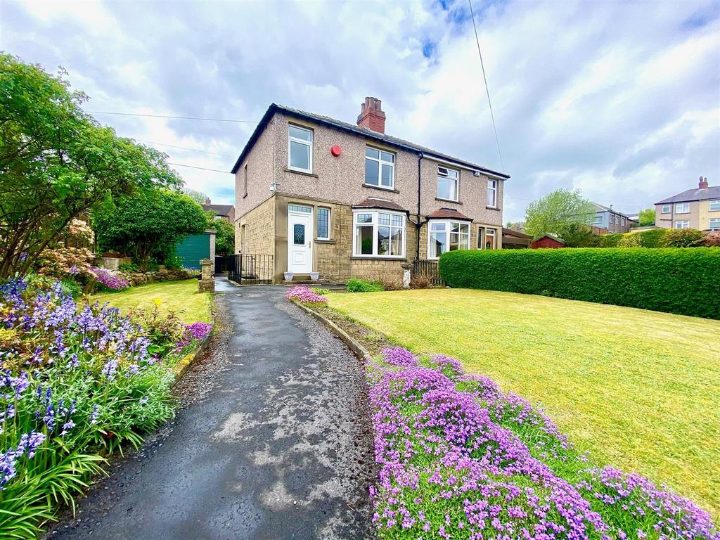Sandene Avenue, Crosland Moor, Huddersfield 3 bed semidetached house