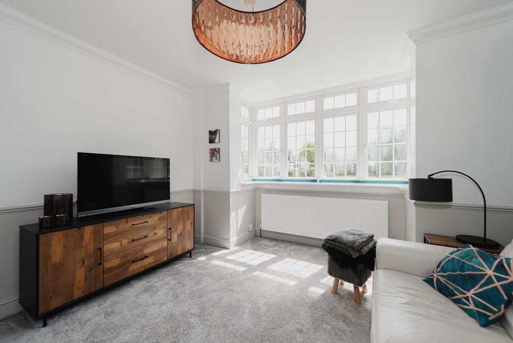 Bracken Path, Epsom 3 bed semidetached house £550,000