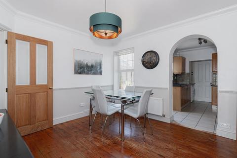 94 Bracken Path, Epsom, KT18 7SZ