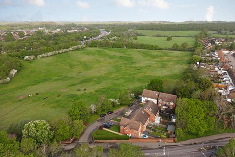 8 Heathfields Close, Ashtead, KT21 2BU