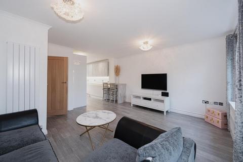 8 Heathfields Close, Ashtead, KT21 2BU