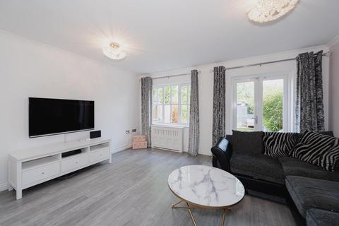 8 Heathfields Close, Ashtead, KT21 2BU