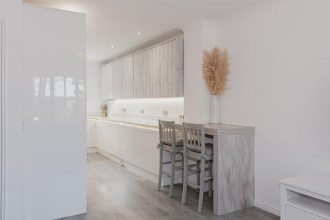 8 Heathfields Close, Ashtead, KT21 2BU