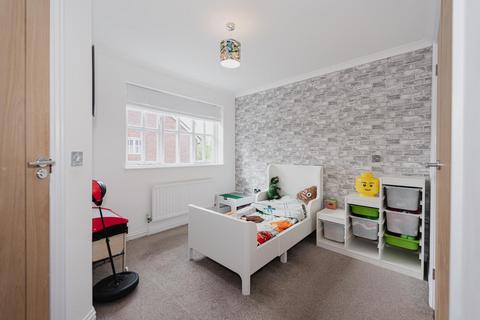 8 Heathfields Close, Ashtead, KT21 2BU