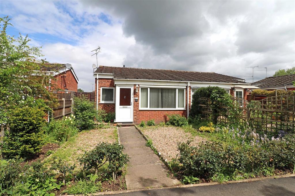 Neville Grove, Woodloes Park, Warwick 2 bed semidetached bungalow for