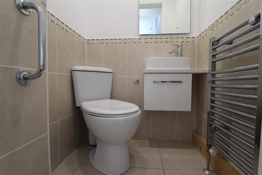 6. Cloakroom WC.JPG