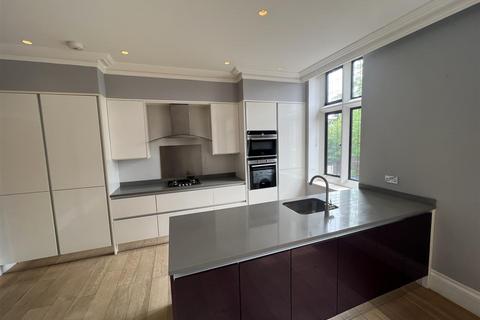 3 bedroom apartment to rent, Flat 6, The Ridgeway, London